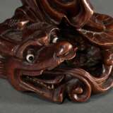 Guanyin auf Lotosblatt und Drachenkopf stehend in eleganter Bewegung, Redwood mit eingesetzten Glasaugen, China um 1900/1920, H. 43,5cm, kleine Fehlstellen am Gewandsaum - photo 3