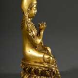 Feuervergoldete Bronze Figur "Tsongkhapa", verso Vajra Marke, Tibet 18.Jh., H. 10,5cm, Boden ungeöffnet, min. berieben - Foto 3