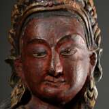 Buddhistische Schnitzerei "Stehende Tara", Nepal 19.Jh., Holz farbig gefasst, H. 35,5cm, kleine Fehlstellen - фото 4