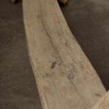 Sehr große Häuptlings-Sitzbank in Form eines Hundes, aus einem Stamm geschnitzt, Indonesien Anfang 20.Jh., 350x40cm, Witterungspatina - Foto 8