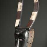 Guro Büffel Maske, "Glo" oder "Zewe" Maske, West Afrika/ Elfenbein Küste, 1. Hälfte 20.Jh., Holz, Spuren von Ultramarin, Kaolin und rötlichem Pigment, benutzter Beißstab, eine der wichtigsten Masken i… - фото 1