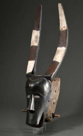 Guro Büffel Maske, "Glo" oder "Zewe" Maske, West Afrika/ Elfenbein Küste, 1. Hälfte 20.Jh., Holz, Spuren von Ultramarin, Kaolin und rötlichem Pigment, benutzter Beißstab, eine der wichtigsten Masken i… - photo 1