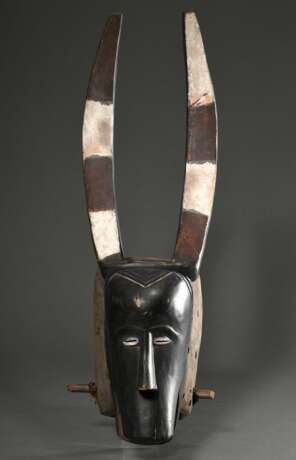 Guro Büffel Maske, "Glo" oder "Zewe" Maske, West Afrika/ Elfenbein Küste, 1. Hälfte 20.Jh., Holz, Spuren von Ultramarin, Kaolin und rötlichem Pigment, benutzter Beißstab, eine der wichtigsten Masken i… - photo 2