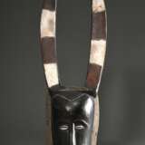 Guro Büffel Maske, "Glo" oder "Zewe" Maske, West Afrika/ Elfenbein Küste, 1. Hälfte 20.Jh., Holz, Spuren von Ultramarin, Kaolin und rötlichem Pigment, benutzter Beißstab, eine der wichtigsten Masken i… - photo 2