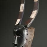 Guro Büffel Maske, "Glo" oder "Zewe" Maske, West Afrika/ Elfenbein Küste, 1. Hälfte 20.Jh., Holz, Spuren von Ultramarin, Kaolin und rötlichem Pigment, benutzter Beißstab, eine der wichtigsten Masken i… - Foto 3