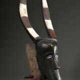 Guro Büffel Maske, "Glo" oder "Zewe" Maske, West Afrika/ Elfenbein Küste, 1. Hälfte 20.Jh., Holz, Spuren von Ultramarin, Kaolin und rötlichem Pigment, benutzter Beißstab, eine der wichtigsten Masken i… - photo 4
