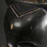 Guro Büffel Maske, "Glo" oder "Zewe" Maske, West Afrika/ Elfenbein Küste, 1. Hälfte 20.Jh., Holz, Spuren von Ultramarin, Kaolin und rötlichem Pigment, benutzter Beißstab, eine der wichtigsten Masken i… - Foto 5