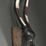 Guro Büffel Maske, "Glo" oder "Zewe" Maske, West Afrika/ Elfenbein Küste, 1. Hälfte 20.Jh., Holz, Spuren von Ultramarin, Kaolin und rötlichem Pigment, benutzter Beißstab, eine der wichtigsten Masken i… - Foto 7
