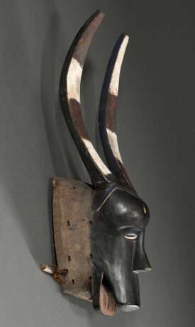 Guro Büffel Maske, "Glo" oder "Zewe" Maske, West Afrika/ Elfenbein Küste, 1. Hälfte 20.Jh., Holz, Spuren von Ultramarin, Kaolin und rötlichem Pigment, benutzter Beißstab, eine der wichtigsten Masken i… - photo 7