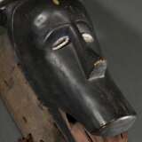 Guro Büffel Maske, "Glo" oder "Zewe" Maske, West Afrika/ Elfenbein Küste, 1. Hälfte 20.Jh., Holz, Spuren von Ultramarin, Kaolin und rötlichem Pigment, benutzter Beißstab, eine der wichtigsten Masken i… - photo 8