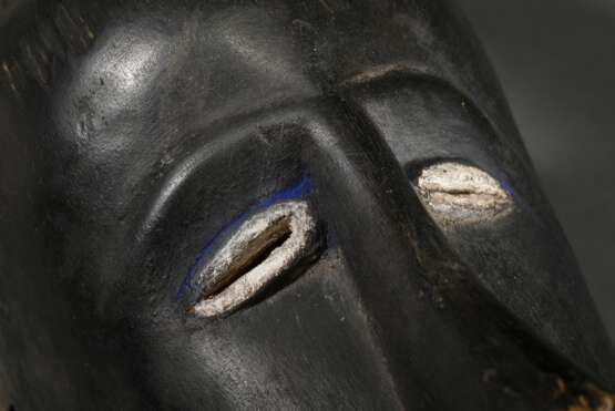 Guro Büffel Maske, "Glo" oder "Zewe" Maske, West Afrika/ Elfenbein Küste, 1. Hälfte 20.Jh., Holz, Spuren von Ultramarin, Kaolin und rötlichem Pigment, benutzter Beißstab, eine der wichtigsten Masken i… - Foto 11
