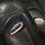 Guro Büffel Maske, "Glo" oder "Zewe" Maske, West Afrika/ Elfenbein Küste, 1. Hälfte 20.Jh., Holz, Spuren von Ultramarin, Kaolin und rötlichem Pigment, benutzter Beißstab, eine der wichtigsten Masken i… - Foto 11