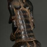 Kleine weibliche "Tugubele" Figur der Senufo, West Afrika/ Elfenbeinküste, 1. Hälfte 20.Jh., Frau aus dunkel gefärbtem Holz mit Narben auf dem Rücken, H. 25cm, Alters- und Gebrauchsspuren wie krustierende Abla… - photo 10