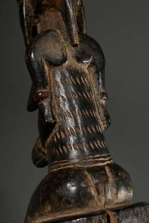 Kleine weibliche "Tugubele" Figur der Senufo, West Afrika/ Elfenbeinküste, 1. Hälfte 20.Jh., Frau aus dunkel gefärbtem Holz mit Narben auf dem Rücken, H. 25cm, Alters- und Gebrauchsspuren wie krustierende Abla… - фото 10