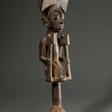 "Shango" Stab aus einer bekannten Werkstatt der Yoruba, West Afrika/ Nigeria, 1. Hälfte 20.Jh., schlanke männliche Holz Figur als Ritual Stab, H. 52cm, Alters- und Gebrauchsspuren, matte krustierende Patina, rü… - photo 1