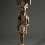 "Shango" Stab aus einer bekannten Werkstatt der Yoruba, West Afrika/ Nigeria, 1. Hälfte 20.Jh., schlanke männliche Holz Figur als Ritual Stab, H. 52cm, Alters- und Gebrauchsspuren, matte krustierende Patina, rü… - photo 2