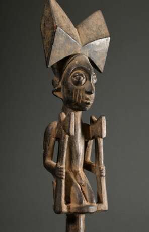 "Shango" Stab aus einer bekannten Werkstatt der Yoruba, West Afrika/ Nigeria, 1. Hälfte 20.Jh., schlanke männliche Holz Figur als Ritual Stab, H. 52cm, Alters- und Gebrauchsspuren, matte krustierende Patina, rü… - фото 3