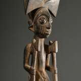 "Shango" Stab aus einer bekannten Werkstatt der Yoruba, West Afrika/ Nigeria, 1. Hälfte 20.Jh., schlanke männliche Holz Figur als Ritual Stab, H. 52cm, Alters- und Gebrauchsspuren, matte krustierende Patina, rü… - фото 3