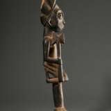 "Shango" Stab aus einer bekannten Werkstatt der Yoruba, West Afrika/ Nigeria, 1. Hälfte 20.Jh., schlanke männliche Holz Figur als Ritual Stab, H. 52cm, Alters- und Gebrauchsspuren, matte krustierende Patina, rü… - photo 4