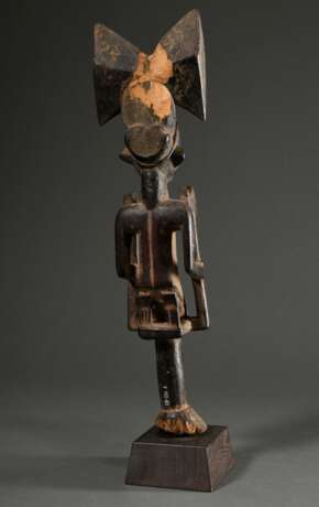 "Shango" Stab aus einer bekannten Werkstatt der Yoruba, West Afrika/ Nigeria, 1. Hälfte 20.Jh., schlanke männliche Holz Figur als Ritual Stab, H. 52cm, Alters- und Gebrauchsspuren, matte krustierende Patina, rü… - photo 5