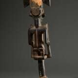 "Shango" Stab aus einer bekannten Werkstatt der Yoruba, West Afrika/ Nigeria, 1. Hälfte 20.Jh., schlanke männliche Holz Figur als Ritual Stab, H. 52cm, Alters- und Gebrauchsspuren, matte krustierende Patina, rü… - photo 5
