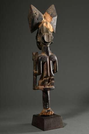 "Shango" Stab aus einer bekannten Werkstatt der Yoruba, West Afrika/ Nigeria, 1. Hälfte 20.Jh., schlanke männliche Holz Figur als Ritual Stab, H. 52cm, Alters- und Gebrauchsspuren, matte krustierende Patina, rü… - фото 6