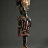 "Shango" Stab aus einer bekannten Werkstatt der Yoruba, West Afrika/ Nigeria, 1. Hälfte 20.Jh., schlanke männliche Holz Figur als Ritual Stab, H. 52cm, Alters- und Gebrauchsspuren, matte krustierende Patina, rü… - photo 6