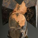 "Shango" Stab aus einer bekannten Werkstatt der Yoruba, West Afrika/ Nigeria, 1. Hälfte 20.Jh., schlanke männliche Holz Figur als Ritual Stab, H. 52cm, Alters- und Gebrauchsspuren, matte krustierende Patina, rü… - photo 7