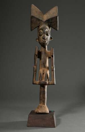 "Shango" Stab aus einer bekannten Werkstatt der Yoruba, West Afrika/ Nigeria, 1. Hälfte 20.Jh., schlanke männliche Holz Figur als Ritual Stab, H. 52cm, Alters- und Gebrauchsspuren, matte krustierende Patina, rü… - photo 9