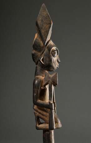 "Shango" Stab aus einer bekannten Werkstatt der Yoruba, West Afrika/ Nigeria, 1. Hälfte 20.Jh., schlanke männliche Holz Figur als Ritual Stab, H. 52cm, Alters- und Gebrauchsspuren, matte krustierende Patina, rü… - photo 10