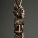 "Shango" Stab aus einer bekannten Werkstatt der Yoruba, West Afrika/ Nigeria, 1. Hälfte 20.Jh., schlanke männliche Holz Figur als Ritual Stab, H. 52cm, Alters- und Gebrauchsspuren, matte krustierende Patina, rü… - фото 10