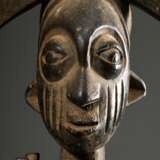 "Shango" Stab aus einer bekannten Werkstatt der Yoruba, West Afrika/ Nigeria, 1. Hälfte 20.Jh., schlanke männliche Holz Figur als Ritual Stab, H. 52cm, Alters- und Gebrauchsspuren, matte krustierende Patina, rü… - photo 12