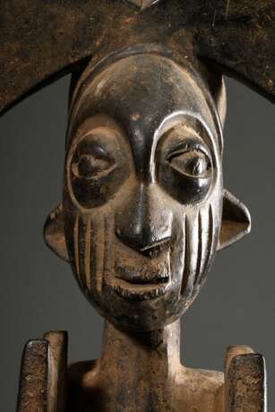 "Shango" Stab aus einer bekannten Werkstatt der Yoruba, West Afrika/ Nigeria, 1. Hälfte 20.Jh., schlanke männliche Holz Figur als Ritual Stab, H. 52cm, Alters- und Gebrauchsspuren, matte krustierende Patina, rü… - фото 12