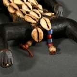 Puppe der Namchi, Zentral Afrika/ Kamerun, 1. Hälfte 20.Jh., alte Holzfigur mit Baumwoll-Leibchen und Kauri Muschelbehang, H. 18cm, Alters- und Gebrauchsspuren, Patina, berieben, auf Holzsockel montiert (Gesamthöhe 23cm)… - Foto 8