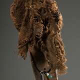 Kiwoyo Maske der Pende, Zentral Afrika/ Kongo (DRC), frühes 20.Jh., Holz mit Pigmentspuren und Pflanzenfasern, Behang wurde jüngst entfernt, 47x21,5cm, Alters- und Gebrauchsspuren mit Patina und Bereibungen, Insektenfraß… - фото 9