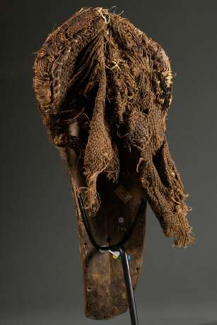 Kiwoyo Maske der Pende, Zentral Afrika/ Kongo (DRC), frühes 20.Jh., Holz mit Pigmentspuren und Pflanzenfasern, Behang wurde jüngst entfernt, 47x21,5cm, Alters- und Gebrauchsspuren mit Patina und Bereibungen, Insektenfraß… - photo 10