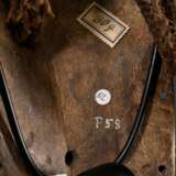 Kiwoyo Maske der Pende, Zentral Afrika/ Kongo (DRC), frühes 20.Jh., Holz mit Pigmentspuren und Pflanzenfasern, Behang wurde jüngst entfernt, 47x21,5cm, Alters- und Gebrauchsspuren mit Patina und Bereibungen, Insektenfraß… - photo 11