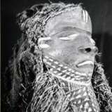 Kiwoyo Maske der Pende, Zentral Afrika/ Kongo (DRC), frühes 20.Jh., Holz mit Pigmentspuren und Pflanzenfasern, Behang wurde jüngst entfernt, 47x21,5cm, Alters- und Gebrauchsspuren mit Patina und Bereibungen, Insektenfraß… - photo 16