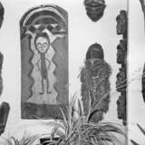 Kiwoyo Maske der Pende, Zentral Afrika/ Kongo (DRC), frühes 20.Jh., Holz mit Pigmentspuren und Pflanzenfasern, Behang wurde jüngst entfernt, 47x21,5cm, Alters- und Gebrauchsspuren mit Patina und Bereibungen, Insektenfraß… - photo 18