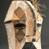 Kleine und seltene Kifwebe Maske der Luba, Zentral Afrika/ Kongo (DRC), Holz mit Spuren von Kaolin und Rußfärbung, auf dem Kopf Reste von Hühnerfedern, 40x22cm, Alters- und Gebrauchsspuren, Provenienz: Peter Loebarth, 20… - photo 2