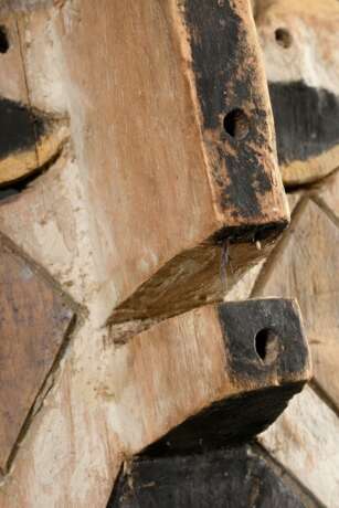 Kleine und seltene Kifwebe Maske der Luba, Zentral Afrika/ Kongo (DRC), Holz mit Spuren von Kaolin und Rußfärbung, auf dem Kopf Reste von Hühnerfedern, 40x22cm, Alters- und Gebrauchsspuren, Provenienz: Peter Loebarth, 20… - photo 7