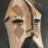 Kleine und seltene Kifwebe Maske der Luba, Zentral Afrika/ Kongo (DRC), Holz mit Spuren von Kaolin und Rußfärbung, auf dem Kopf Reste von Hühnerfedern, 40x22cm, Alters- und Gebrauchsspuren, Provenienz: Peter Loebarth, 20… - photo 9