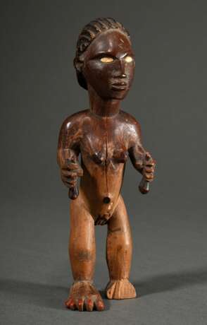 Figur der Bembe im Kingwe Stil (acc. Rahoul Lehuard), Zentral Afrika/ Kongo (DRC), Holz mit Farbresten, rote Zehennägel und Charge im Rektum, die hellere Holzfärbung unterhalb der Körpermitte weißt auf ein ehemals hier b… - фото 1
