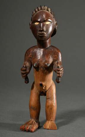 Figur der Bembe im Kingwe Stil (acc. Rahoul Lehuard), Zentral Afrika/ Kongo (DRC), Holz mit Farbresten, rote Zehennägel und Charge im Rektum, die hellere Holzfärbung unterhalb der Körpermitte weißt auf ein ehemals hier b… - Foto 2