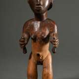 Figur der Bembe im Kingwe Stil (acc. Rahoul Lehuard), Zentral Afrika/ Kongo (DRC), Holz mit Farbresten, rote Zehennägel und Charge im Rektum, die hellere Holzfärbung unterhalb der Körpermitte weißt auf ein ehemals hier b… - photo 2