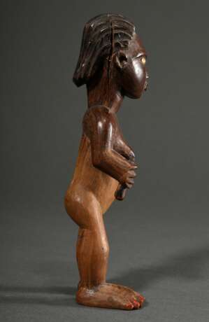 Figur der Bembe im Kingwe Stil (acc. Rahoul Lehuard), Zentral Afrika/ Kongo (DRC), Holz mit Farbresten, rote Zehennägel und Charge im Rektum, die hellere Holzfärbung unterhalb der Körpermitte weißt auf ein ehemals hier b… - фото 3