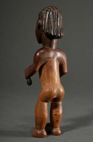 Figur der Bembe im Kingwe Stil (acc. Rahoul Lehuard), Zentral Afrika/ Kongo (DRC), Holz mit Farbresten, rote Zehennägel und Charge im Rektum, die hellere Holzfärbung unterhalb der Körpermitte weißt auf ein ehemals hier b… - Foto 4