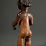 Figur der Bembe im Kingwe Stil (acc. Rahoul Lehuard), Zentral Afrika/ Kongo (DRC), Holz mit Farbresten, rote Zehennägel und Charge im Rektum, die hellere Holzfärbung unterhalb der Körpermitte weißt auf ein ehemals hier b… - Foto 4