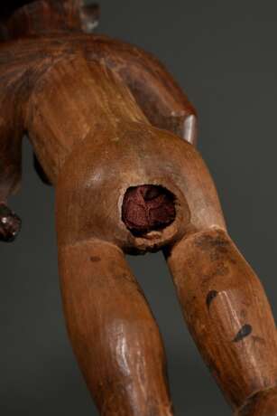 Figur der Bembe im Kingwe Stil (acc. Rahoul Lehuard), Zentral Afrika/ Kongo (DRC), Holz mit Farbresten, rote Zehennägel und Charge im Rektum, die hellere Holzfärbung unterhalb der Körpermitte weißt auf ein ehemals hier b… - photo 5