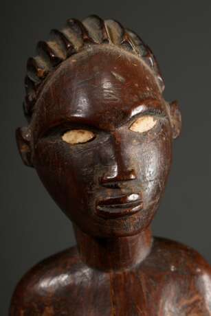 Figur der Bembe im Kingwe Stil (acc. Rahoul Lehuard), Zentral Afrika/ Kongo (DRC), Holz mit Farbresten, rote Zehennägel und Charge im Rektum, die hellere Holzfärbung unterhalb der Körpermitte weißt auf ein ehemals hier b… - Foto 6